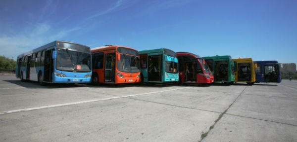 Buses del Transantiago, de todos las empresas operadoras, estacionados en una explanada