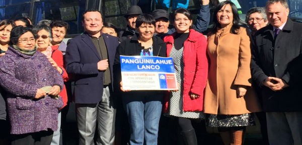 Ministra Paola Tapia junto a vecinos beneficiados por nuevo bus de transporte subsidiado en Los Ríos