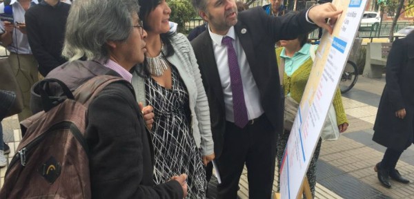 Ministra junto a Seremi Matías Salazar muestran gráfica de nuevo servicio subsidiado