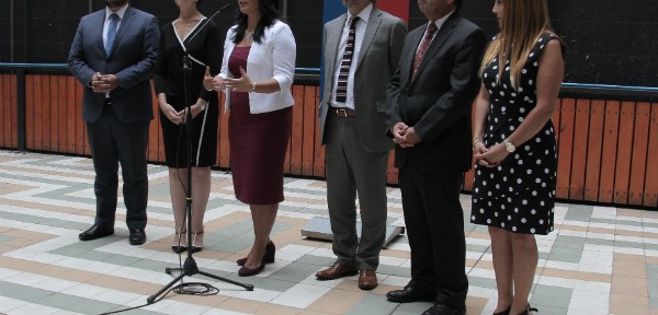 Ministra Paola Tapia junto a futuras autoridades
