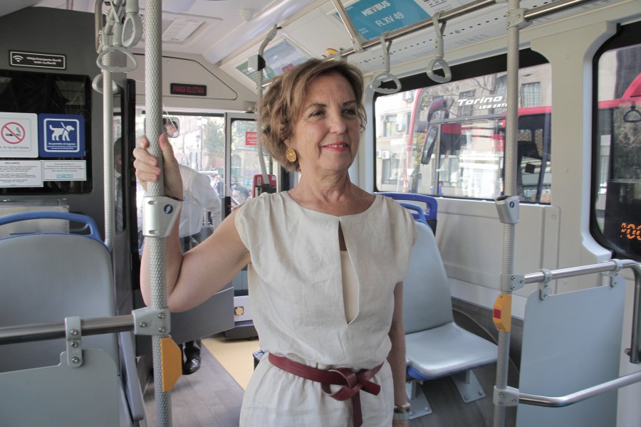 Ministra Hutt dentro de bus eléctrico