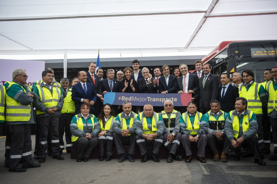 Fotos oficial de autoridades y conductores de los 100 nuevos buses eléctricos