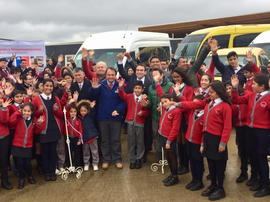 Ministro (s) Domínguez junto a algunos alumnos beneficiados por los nuevos furgones escocares