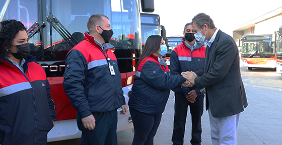 Ministro Juan Carlos Muñoz saluda a conductores de buses eléctricos