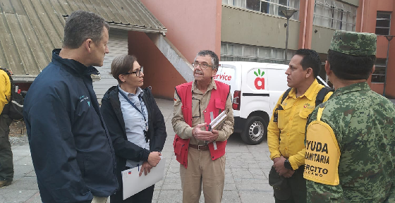 Ministro se reúne con brigadistas extranjeros y supervisa salida de buses de apoyo a zonas de incendios en el Biobío